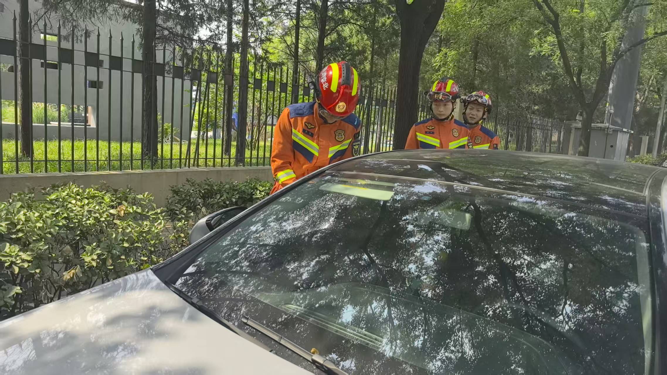 女婴正午被锁车内哭闹不止消防员破拆车窗解救